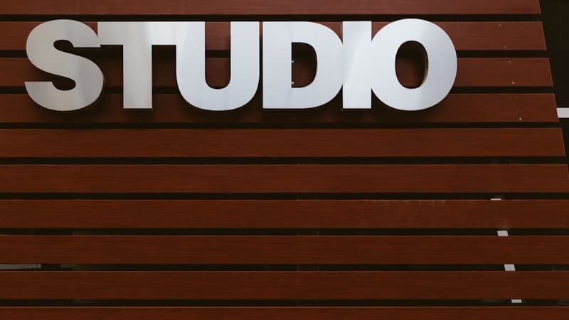 Illuminated channel letter storefront signage
